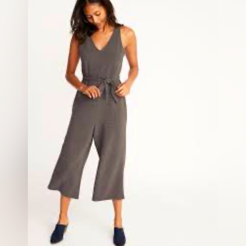 Old Navy Textured Ponte-Knit Tie-Belt Crop Jumpsuit for Women Size M Gray Color‎